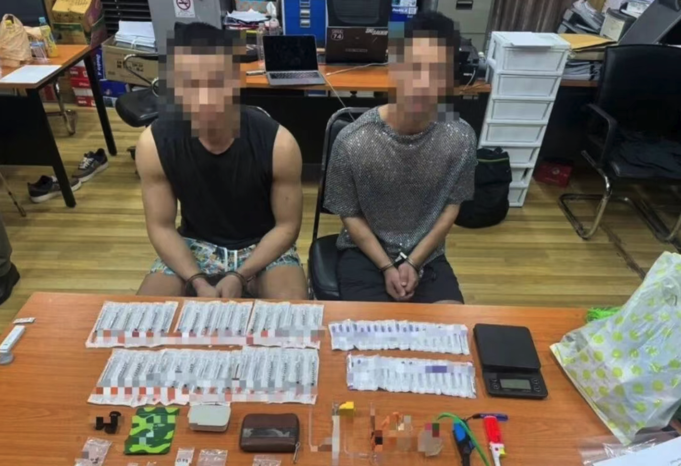 中国籍网络博主在曼谷涉嫌持有违禁物品被捕，当局同步调查签证违规及违规内容传播行为