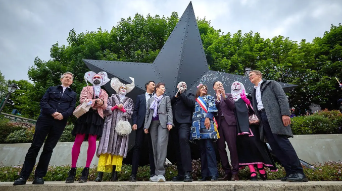 フランス・パリ、国際反ホモフォビアの日にナチス迫害と歴史的抑圧の犠牲となったLGBTQ+の公的記念碑を公開
