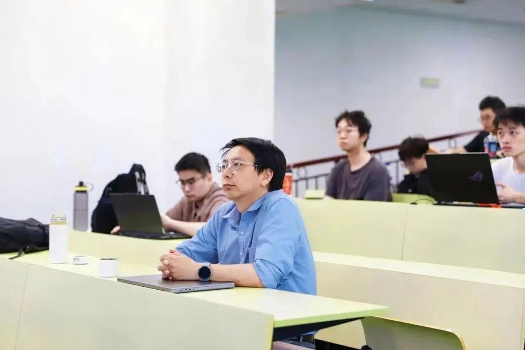推荐测试-大学生4名が問題を出題し、AIは0点を獲得