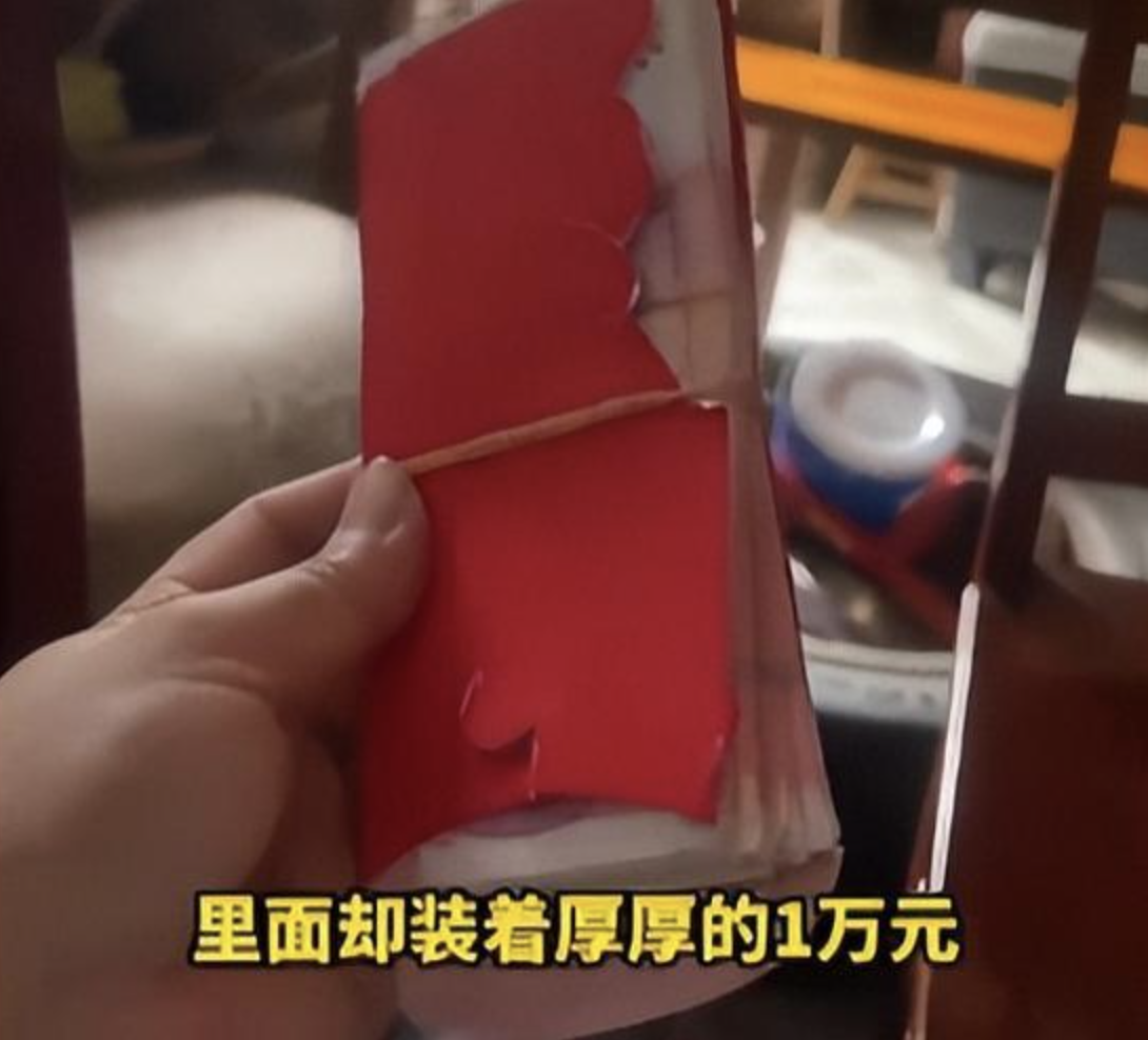 A woman choked up on the spot after her daughter received a tattered red envelope during her college entrance examination
