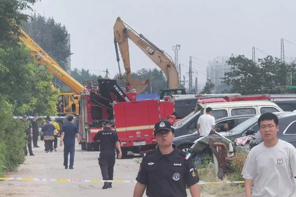 There are still people missing and trapped at the Shijiazhuang collapse site